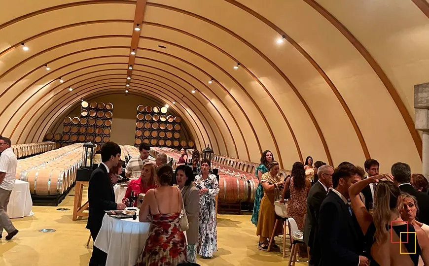 Evento de empresa con numerosos asistentes en uno de los salones de Tierra de Cubas