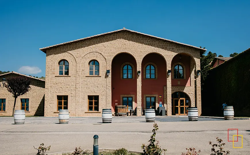 Fachada de Bodega Tierra de Cubas en una colina rodeada de viñedos en Cariñena
