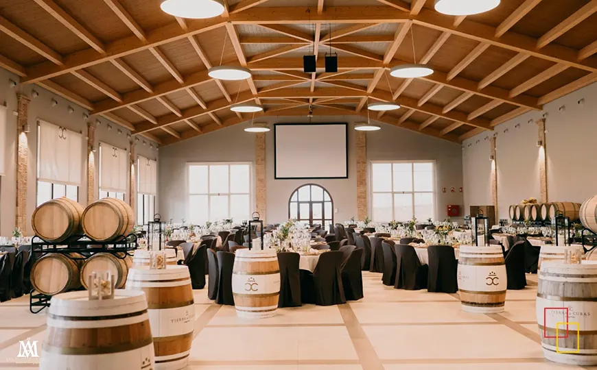 Salón preparado para un almuerzo maridado en Tierra de Cubas