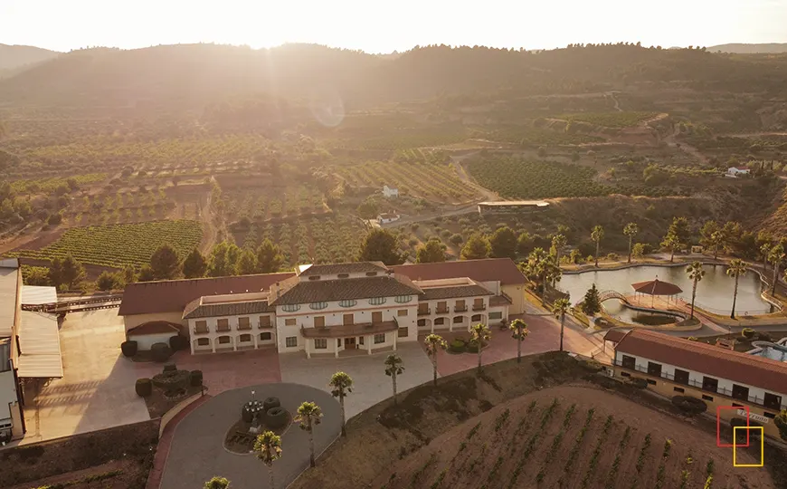 Vista aérea de Vegamar Bodegas y sus viñedos en Calles, en la zona de enoturismo del Alto Turia en Valencia