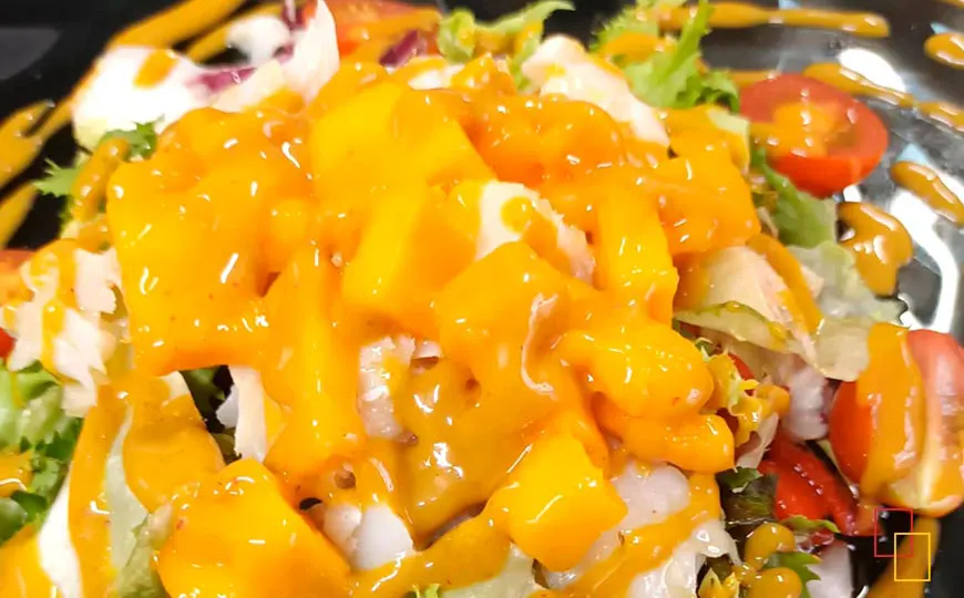 Ensalada de bacalao confitado, pimientos y vinagreta de aguacate