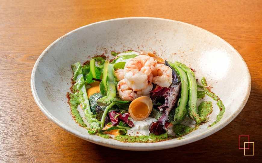Ensalada de gambas con stracciatella en Inhala Terraza