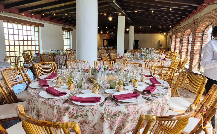 Mesa preparada para un banquete de boda en EntreOlivares