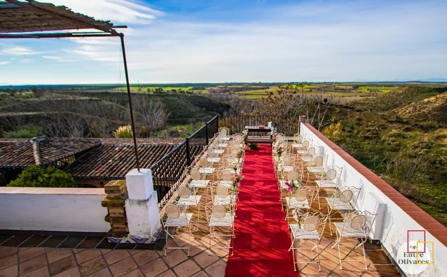 Montaje de ceremonia civil con vistas al paisaje en EntreOlivares
