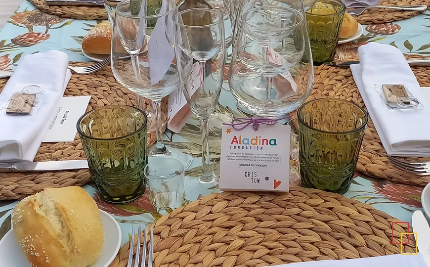 Detalle de una mesa preparada para una celebración en EntreOlivares