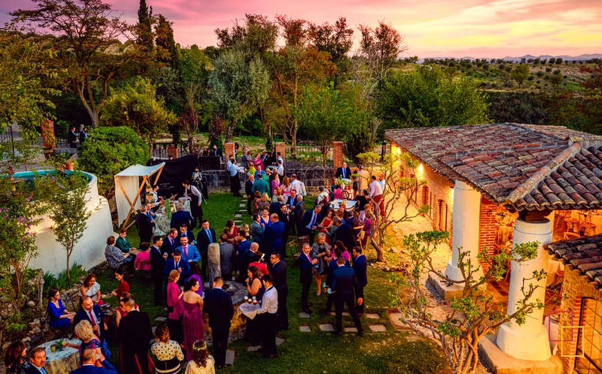Mesas de boda en uno de los jardines de EntreOlivares