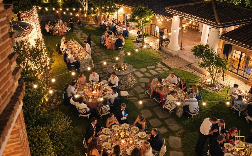 Jardín de EntreOlivares preparado para una celebración al anochecer
