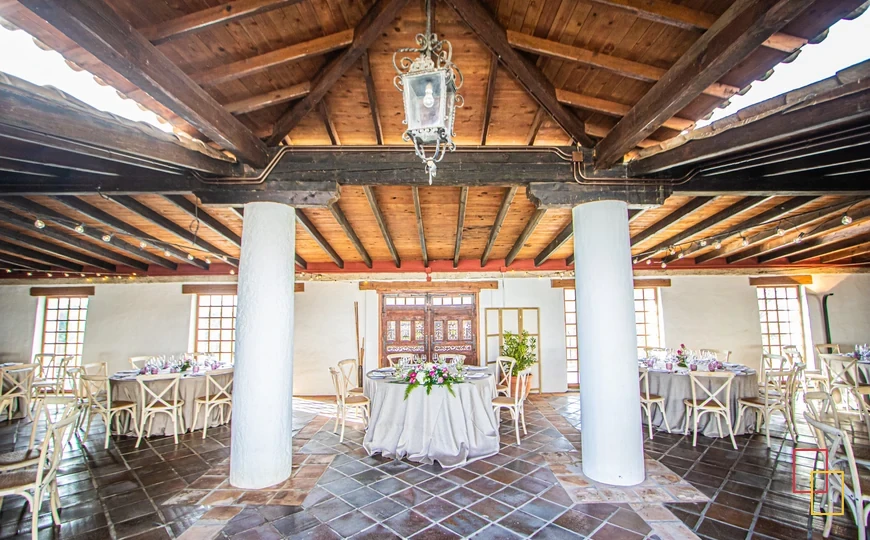 Salón de EntreOlivares preparado para un banquete de boda