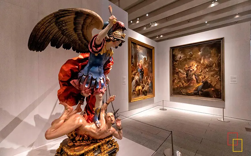 Escultura de El arcángel san Miguel venciendo al demonio