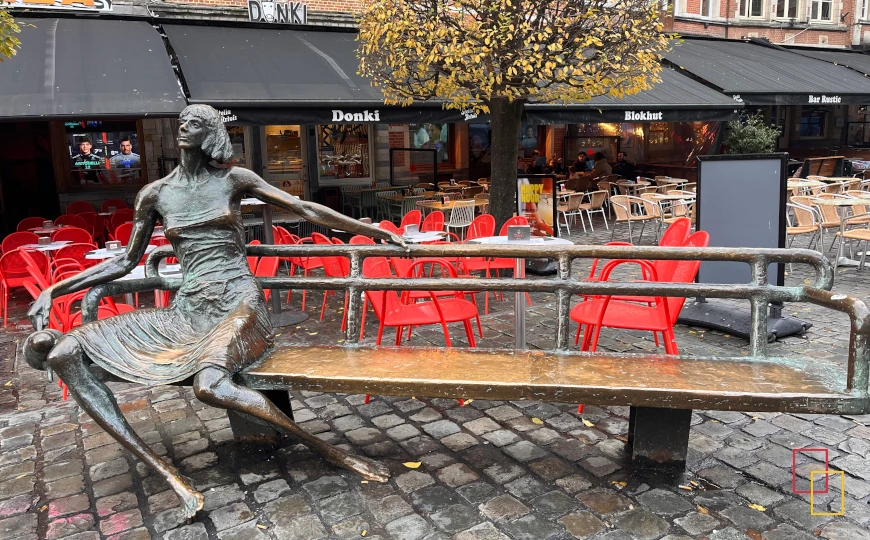 Escultura de la Kotmadam en Oude Markt de Lovaina