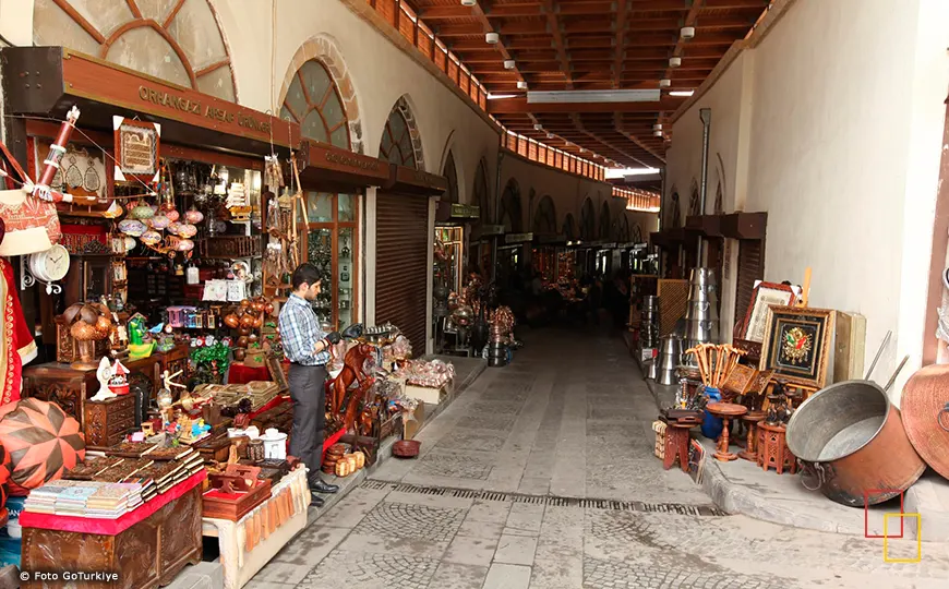 Gran Bazar de Estambul con lámparas y puestos artesanales