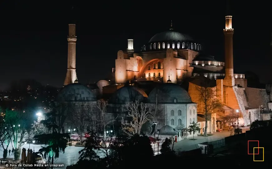 Estambul: Santa Sofía con gran cúpula central y cuatro minaretes