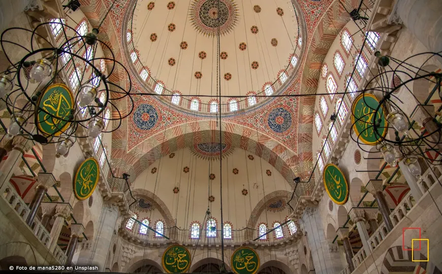 Interior de la mezquita de Süleymaniye con cúpulas y lámparas