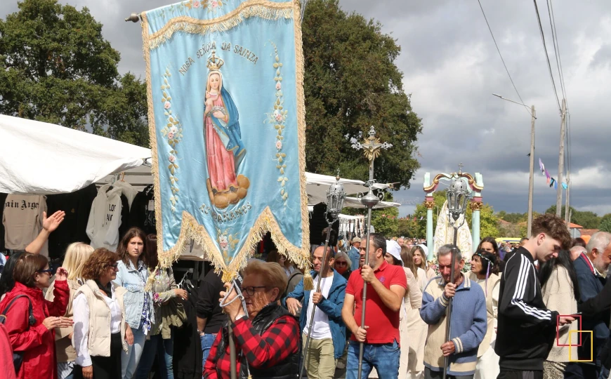 Estandarte de Nuestra Señora de A Saínza durante la romería
