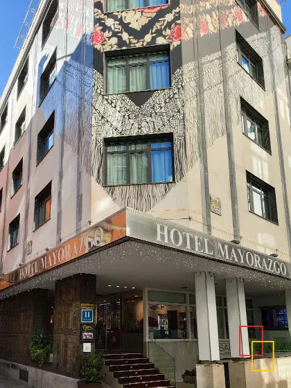 Dibujo de mantón de Manila sobre la fachada del hotel Mayorazgo