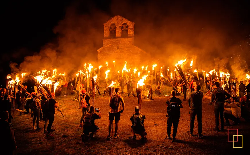 Falles de Durro: bajada nocturna con antorchas frente a la iglesia