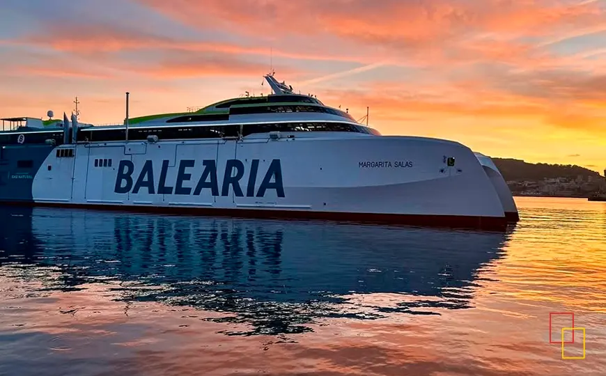 Ferry Baleària Margarita Salas en el puerto al atardecer