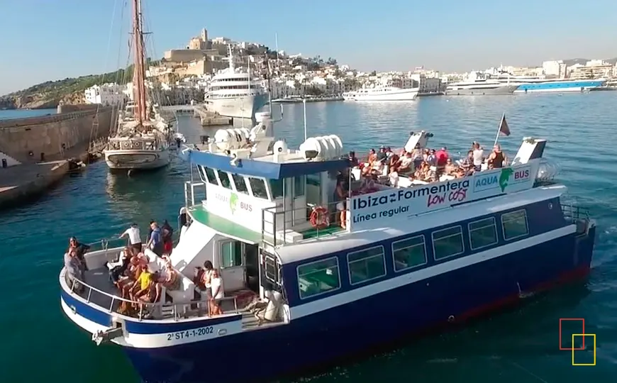 Ferry entre Ibiza y Formentera con pasajeros
