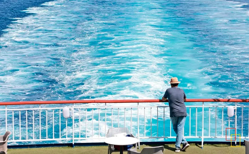 Ferry navegando con vista al mar