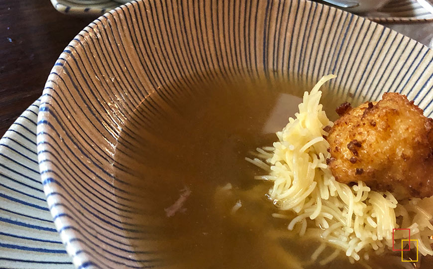 Sopa de fideos con buñuelo de miga de pan, ajo, perejil y huevo