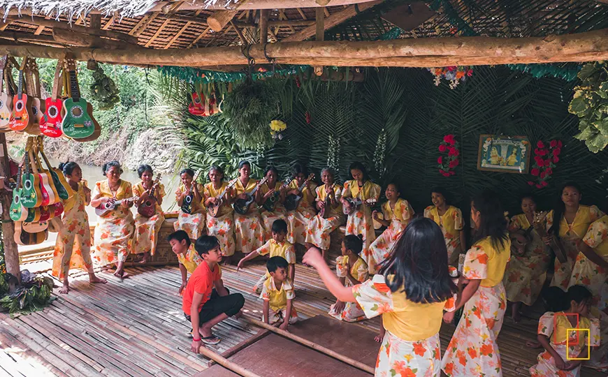 Escena de cultura local en fiesta de pueblo
