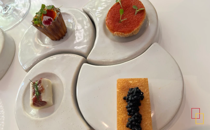 Maridaje de vinos durante la experiencia gastronómica en Fraula