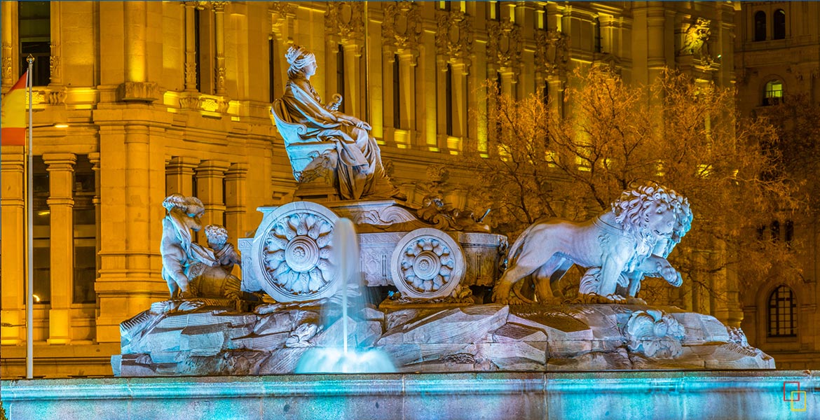 En la Plaza de Cibeles, se encuentra la fuente de Cibeles muy conocida por las celebraciones deportivas del Real Madrid y la Selección Española