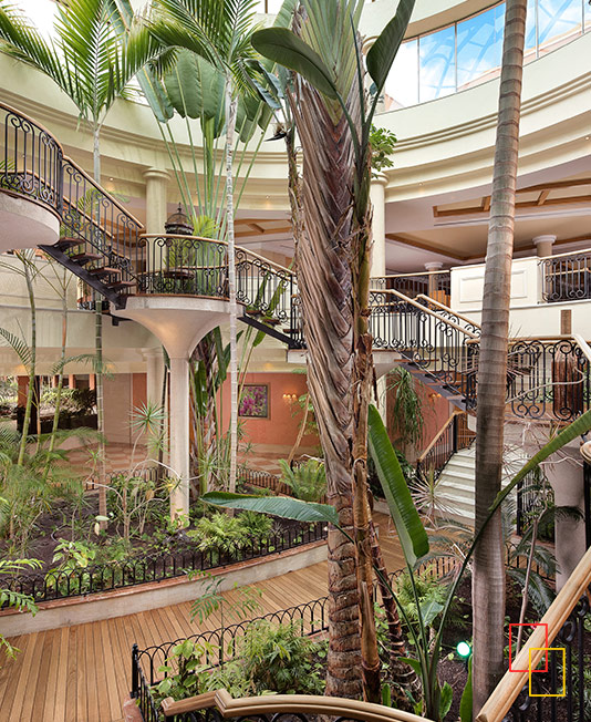 Jardín interior y cúpula del lobby