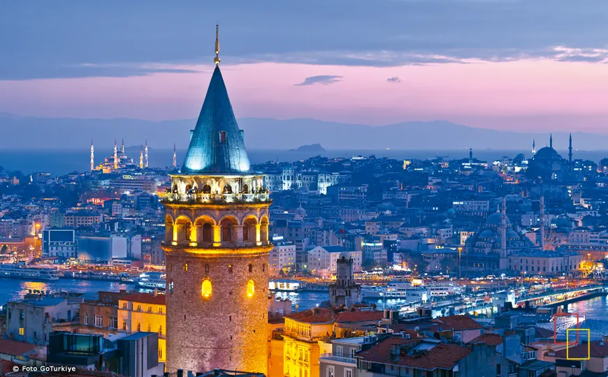 Torre de Gálata con calle adoquinada y cafeterías