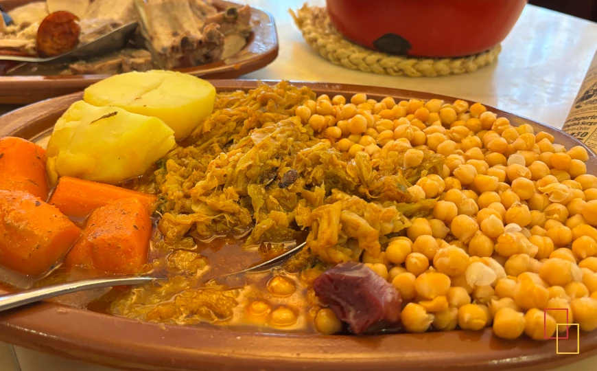 Garbanzos y verduras del cocido madrileño de El Café de la Ópera con patata y hortalizas