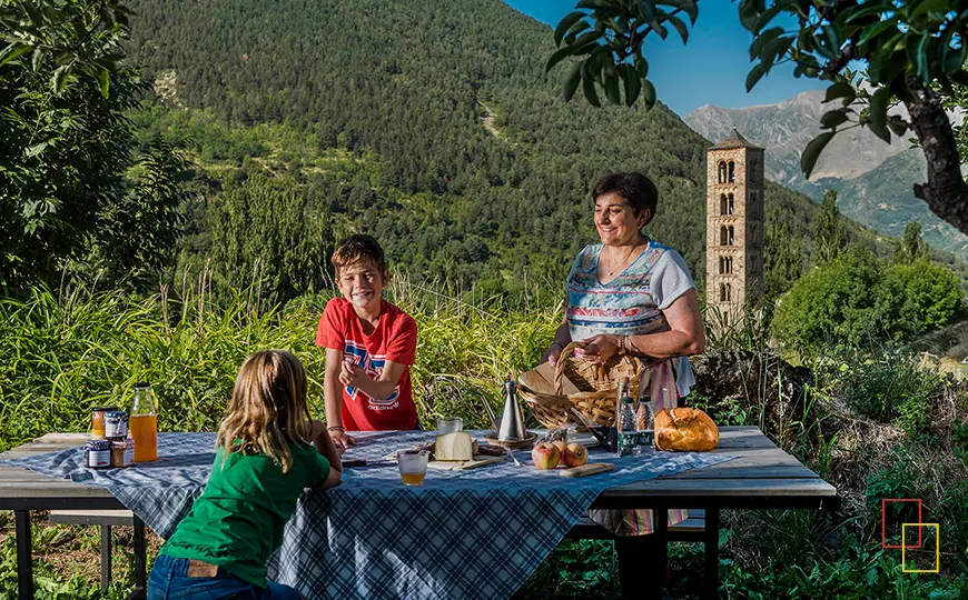 Picnic familiar al aire libre con vistas a campanario románico