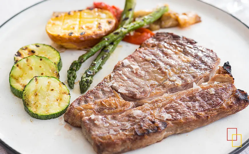 Plato de carne a la brasa con verduras en restaurante de la Vall de Boí