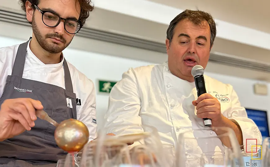 Gennaro Esposito y su ayudante preparando la cata de tomates San Marzano en The Italian Show Madrid 2025