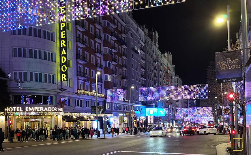 la gran vía de Madrid iluminada de noche