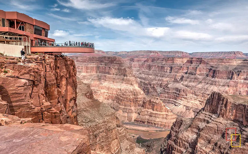 Skywalk de cristal suspendido en Eagle Point, Grand Canyon West
