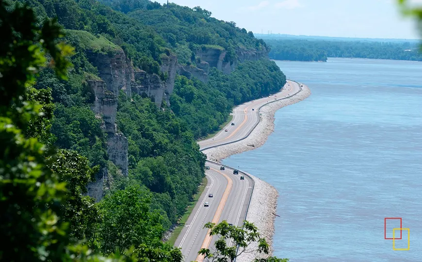 Tramo panorámico de la Great River Road junto al río Misisipi