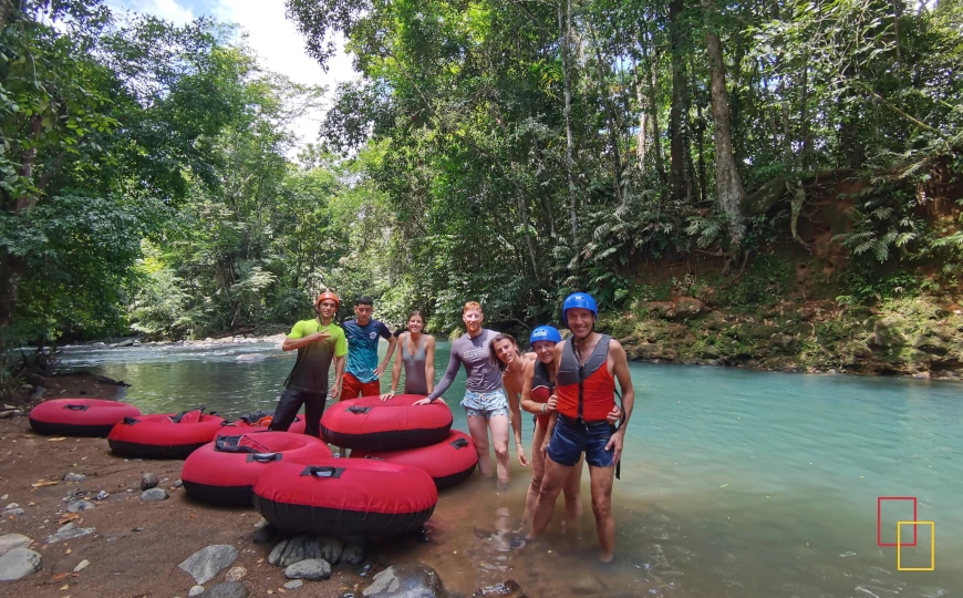 Grupo de excursionistas junto a un río de Costa Rica