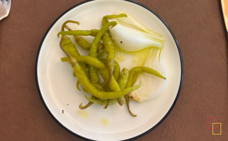 Guindillas y cebolletas para acompañar el cocido madrileño en El Café de la Ópera