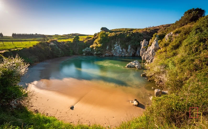 Playa de Gulpiyuri, una singular playa interior de Llanes
