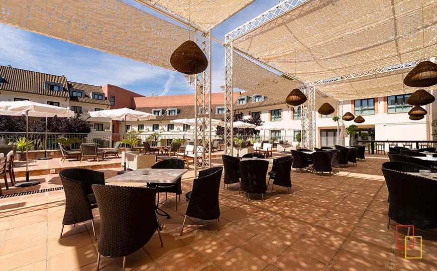 Terraza junto a la piscina