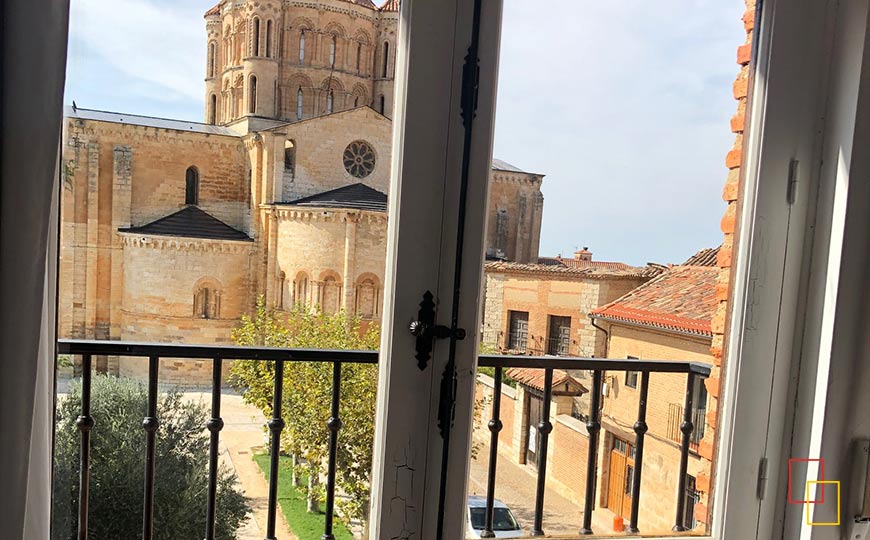 Vistas a la Colegiata desde una de las habitaciones del Hotel Juan II