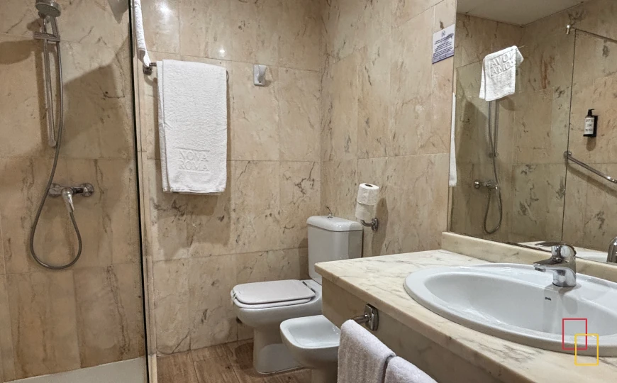 Baño del Hotel Nova Roma con ducha