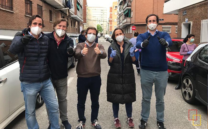 El Alcalde de Madrid con voluntarios repartiendo las comidas de FamilyMeals