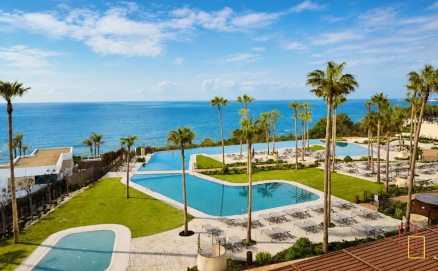Piscina infinita en hotel de lujo frente al mar en la costa española