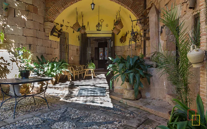 Patio de piedra del hotel Palacio Guzmanes
