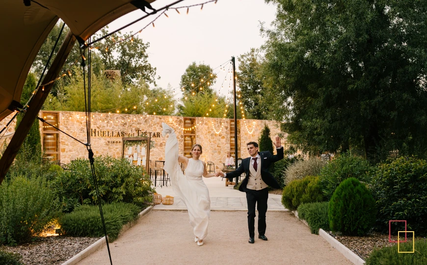 Novios en los jardines de Huellas del Tiétar