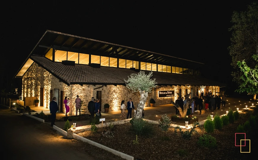 Restaurante de Huellas del Tiétar iluminado durante una boda