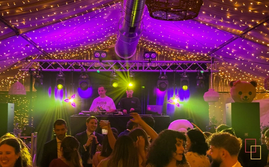Fiesta y DJ en la carpa acristalada de Huellas del Tiétar