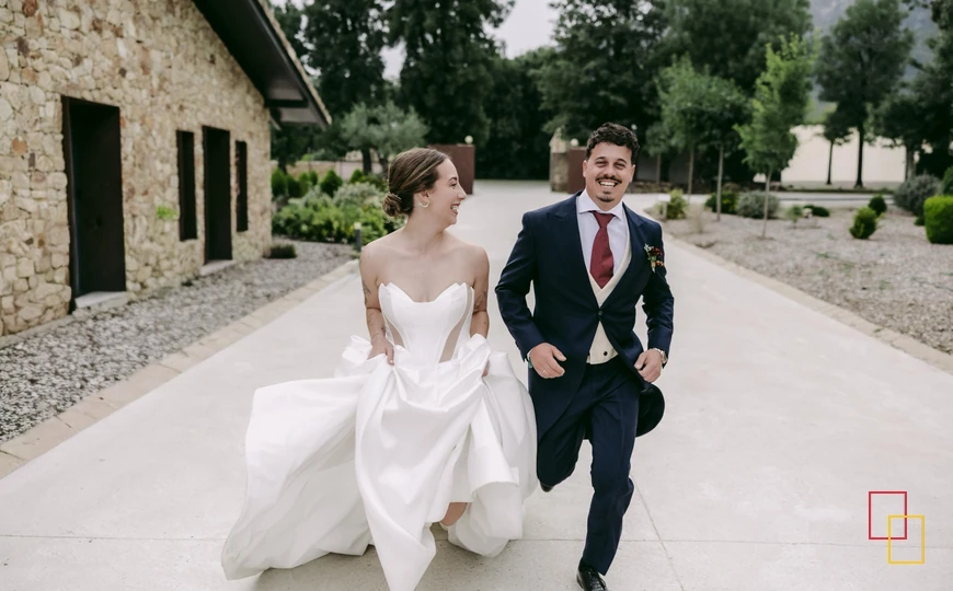 Novios recorriendo la finca Huellas del Tiétar