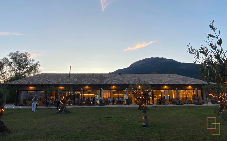 Restaurante y pradera de Huellas del Tiétar al atardecer